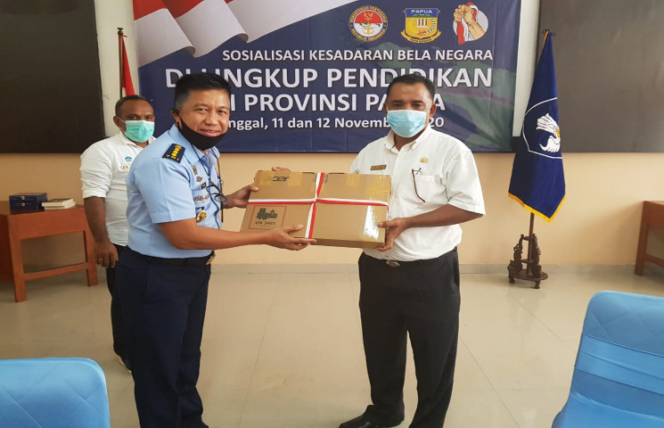 Kemhan Sumbang Delapan Unit Laptop Untuk SLTA di Papua